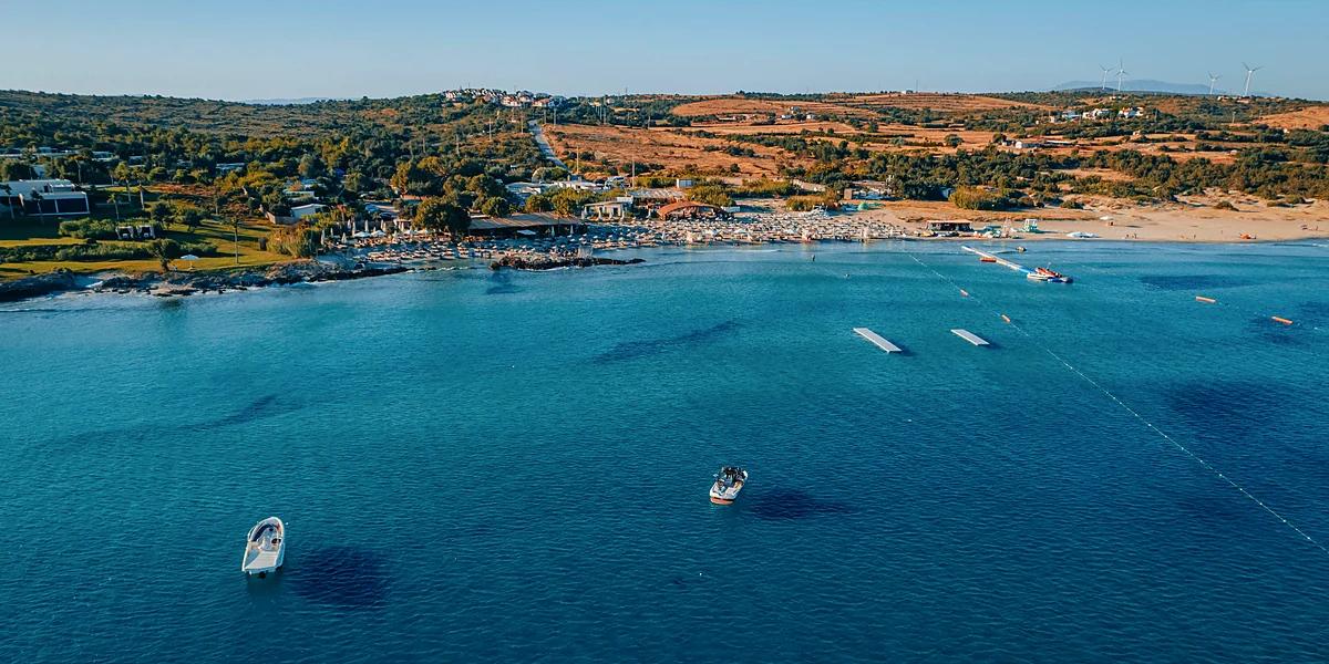 Çeşme kıyısından manzara
