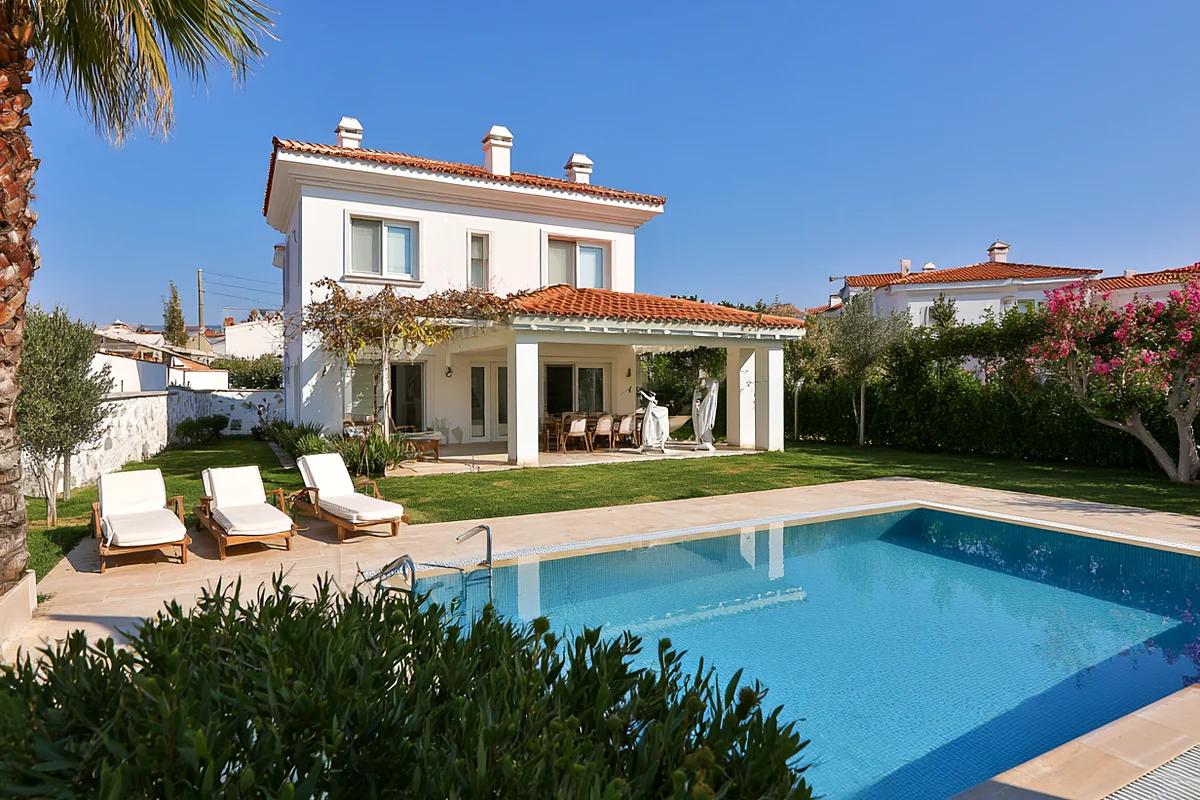 Çeşme bölgesinde özel havuzlu villa