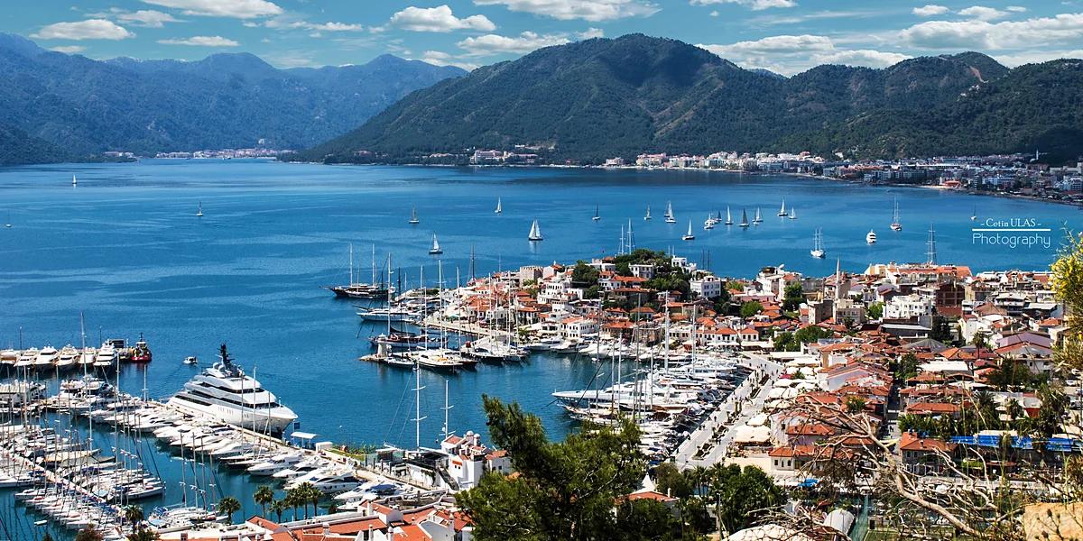 Marmaris kıyısından manzara
