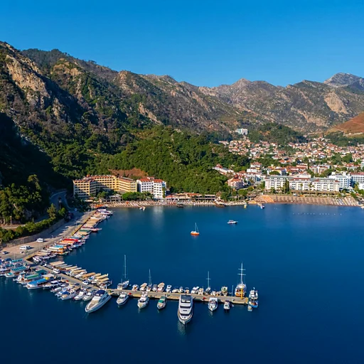 Marmaris’te çam ağaçlı sakin bir koy
