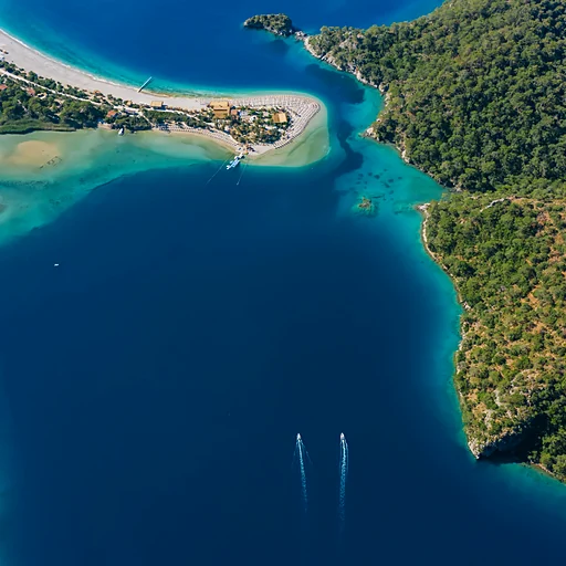 Muğla’da koyda demirli gulet